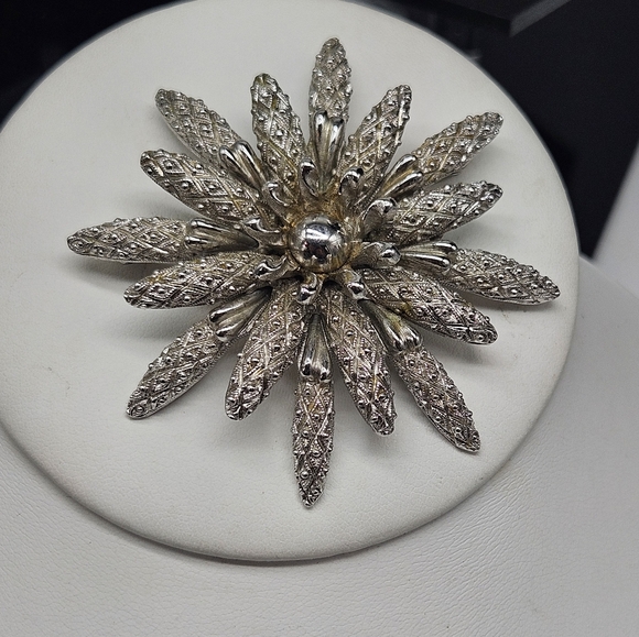 Vintage Monet Signed Silver Tone Brooch Pin Statement Large Flower or Sunburst ? - Picture 12 of 13